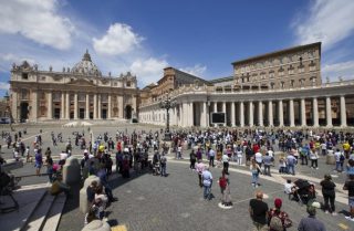 Il mondo raggiunge 400.000 morti per il coronavirus mentre Papa Francesco  sollecita cautela