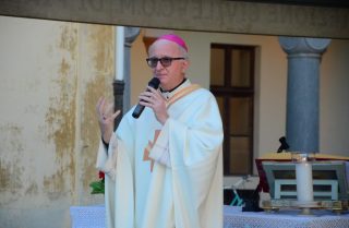 Kematian tidak dapat menjauhkan orang dari Tuhan, kata uskup yang sedang pulih dari COVID-19