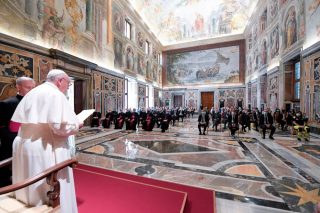 U papa salute i medichi di u virus in Italia, infermieri cum'è eroi in u Vaticanu