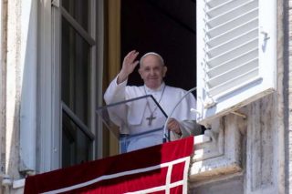 Paus Franciscus begroet de orthodoxe patriarch nadat het coronavirus het jaarlijkse bezoek had geannuleerd