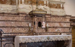 Die gesig van Padre Pio verskyn in die kerk van San Giovanni Rotondo