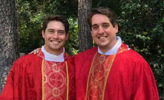 "Tuhan memilih untuk memanggil kita": kisah dua bersaudara menahbiskan imam Katolik pada hari yang sama
