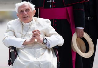 Benedict XVI kembali ke Rom setelah menziarahi saudara lelaki yang sakit di Jerman