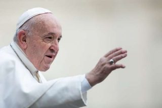 Papo Francisko: la Triunuo ŝparas amon por detruita mondo