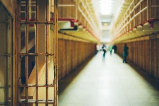 Katolický vězeň, odsouzen na 30 let za vraždu, vyznává chudobu, čistotu a poslušnost