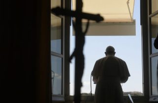 Пап лам хомсдол, авлигатай тэмцэх зорилгоор худалдан авах ажиллагааны шинэ хуулийг гаргадаг