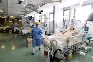 I vescovi italiani aumentano gli aiuti alle diocesi colpite duramente dal COVID-19