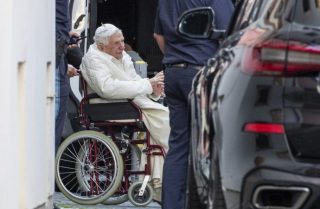 Si Papa Benedict mibisita sa kanhing balay, lubnganan sa mga ginikanan sa Alemanya