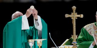 Pap Francis temwen yon mirak ekaristik doktè konfime