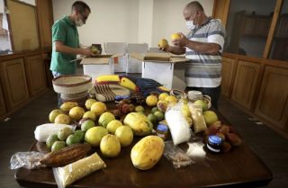 האחים הקולומביאנים משיקים את השוק לחקלאים האמזוניים בקשיים