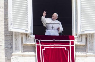 في مواجهة الفضيحة والديون ، شرع البابا في الإصلاح المالي