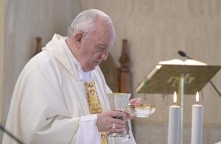 Pápež František pošle správu argentínskym kňazom s chorobou koronavírusov