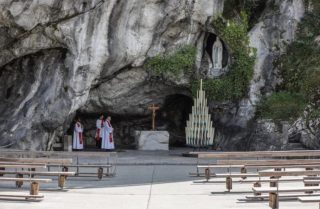 U santu cattolicu cantu di Lourdes urganizeghja u primu pellegrinaghju in ligna