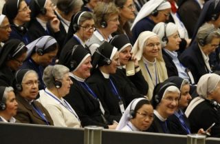 수녀들은 대회에서 여성의 투표권을 요구 한 주교를지지한다