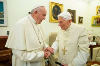 Gabhann an Pápa Proinsias comhbhrón le Benedict XVI tar éis bhás a dhearthár