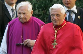 Benedikt XVI man bróður sinn sem „guðsmann“