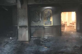 رجل فلوريدا يضيء الكنيسة الكاثوليكية المحترقة بداخله رعايا