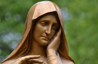बोस्टनको चर्चमा भर्जिन मेरीको मूर्ति जलाइयो