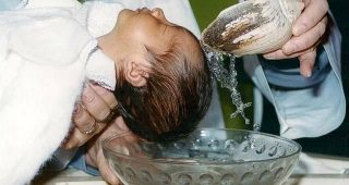 Ristiga rosaariumi pilt ilmub imikute ristimise fotol