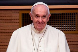 Paus Francis membaptiskan anak kembar Siam yang terpisah di Rom