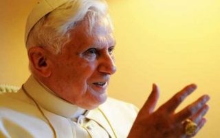 Vaticano: preocupación "no grave" por la salud de Benedicto XVI