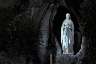 Pope Francis li ser ziyaretên Lourdes-ê dua dike û dua dike