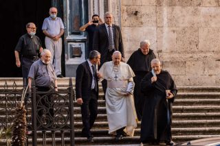 Påven Franciskus gör ett överraskande besök i basilikan Sant'Agostino i Rom