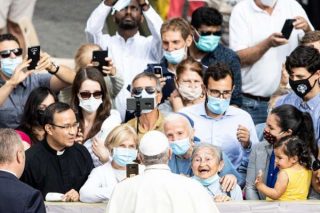 Toeristen in Rome waren verrast toen ze paus Franciscus bij toeval zagen