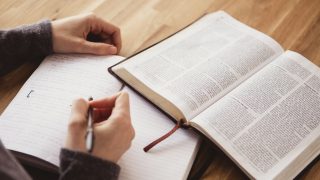 बाइबल पढ़ने और परमेश्वर से मिलने के 7 तरीके