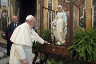 Papa Francesco benedice la statua della Madonna della Medaglia Miracolosa