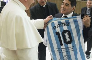 Paus Franciscus bidt voor Maradona, herinnert zich hem 'met genegenheid'