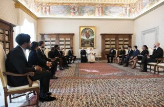 Popiežius Pranciškus susitinka su NBA žaidėjų delegacija Vatikane