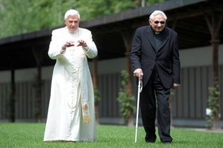 Paus Benedictus verwerpt de erfenis van zijn overleden broer