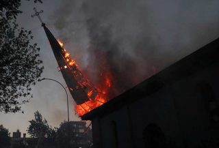 Chileense kerken verbrand, geplunderd