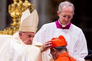 Vatikanas patvirtina, kad konsistorijoje nėra dviejų paskirtų kardinolų
