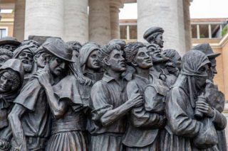 教皇フランシス：実行中の難民の世話「不正、暴力、戦争のウイルス」
