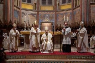 Frate Gambetti waard biskop "Hjoed krige ik in kostber kado"