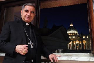 Kardinaal Becciu vraagt ​​om schadevergoeding wegens "ongegrond" nieuws in de Italiaanse media