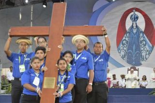 World Youth Day Cross gitt til portugisisk ungdom før det internasjonale møtet