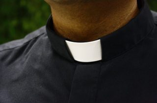 Hiustono apylinkių kunigas pripažįsta savo kaltę dėl nepadorių kaltinimų nepilnamečiams
