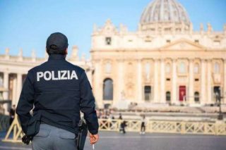 Sustabdytuose Vatikano pareigūnų namuose policija rado 600.000 XNUMX eurų grynųjų