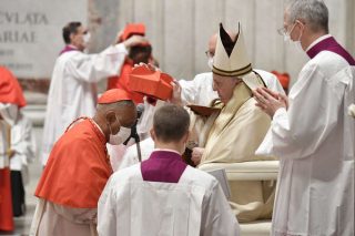 Påven Franciskus till de nya kardinalerna: må korset och uppståndelsen alltid vara ditt mål