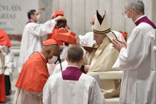 An Pápa Proinsias leis na cairdinéil nua: go mbeadh an chros agus an aiséirí mar sprioc agat i gcónaí