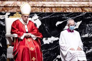 Papa Francesco offre la messa per le anime di 169 vescovi cardinali defunti