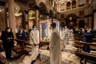 Статуя Богоматері Чудотворної медалі починає паломництво по Італії