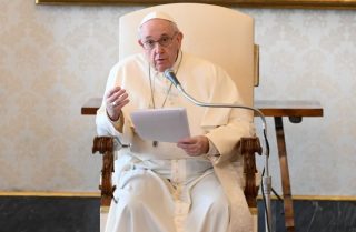 Posluchači u papeže Františka: pokud je to nutné, nestyďte se za modlitbu
