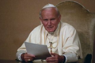 Saint Jean-Paul II: 1.700 professeurs répondent à une `` vague d'accusations '' contre le pape polonais
