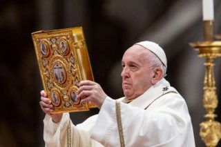 Paus Francis akan menawarkan massa tengah malam pada pukul 19 malam