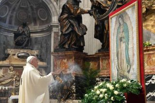 Papa Franġisku: L-immaġni tal-Madonna ta ’Guadalupe tippuntana lejn Alla