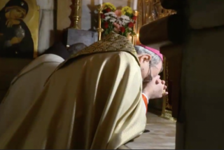 Patriarcha Pizzaballa slavnostně vstupuje do Jeruzalémského Božího hrobu